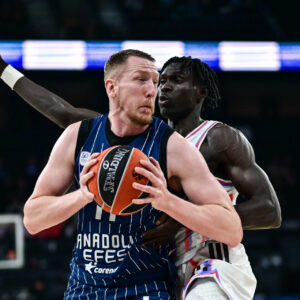 Anadolu Efes, Letonyalı oyuncusu Rolands Smits ile yollarını ayırdı