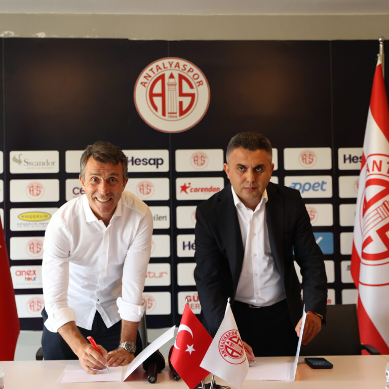 Antalyaspor teknik direktörlüğüne Bülent Korkmaz’ı getirerek yeni bir döneme başladı