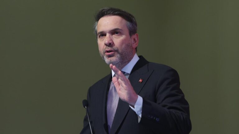 Bakan Alparslan Bayraktar, Türkiye’nin Enerji Dönüşümünde Liderliğe Hazır Olduğunu Açıkladı