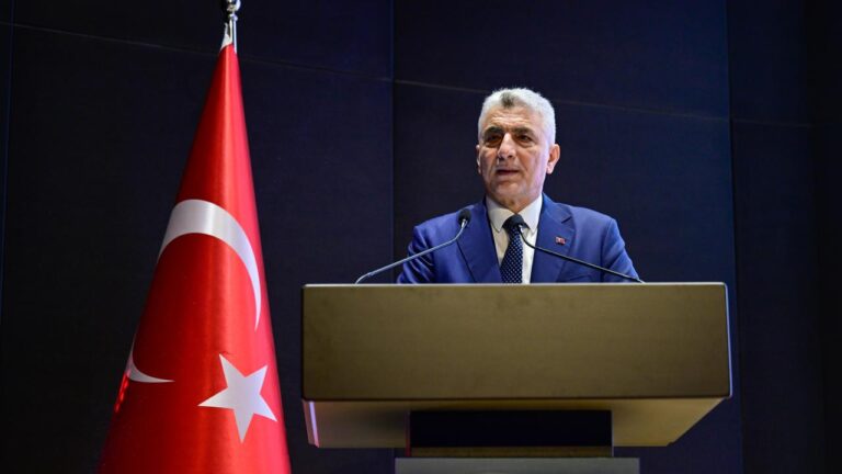 Bakan Bolat, tekstil ve hazır giyim sektörünün Türkiye ekonomisindeki liderliğini vurguladı
