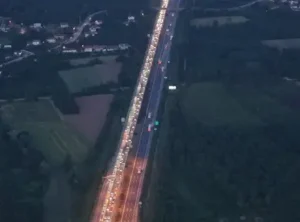 Bayram tatili dönüşünde İstanbul yolu sürücülere çile oldu, trafik 20 km hızda seyrediyor