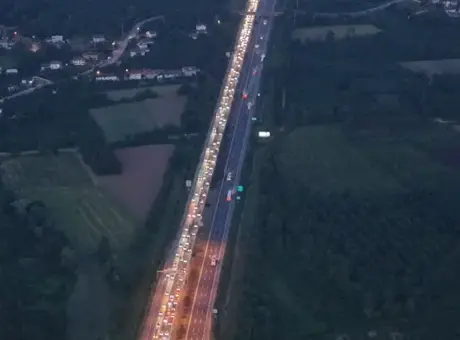 Bayram tatili dönüşünde İstanbul yolu sürücülere çile oldu, trafik 20 km hızda seyrediyor