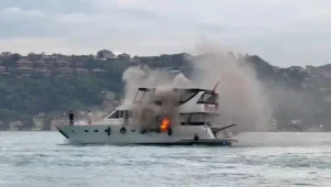 Bebek Sahili’nde seyir halindeki tur teknesinde çıkan yangın korkuttu