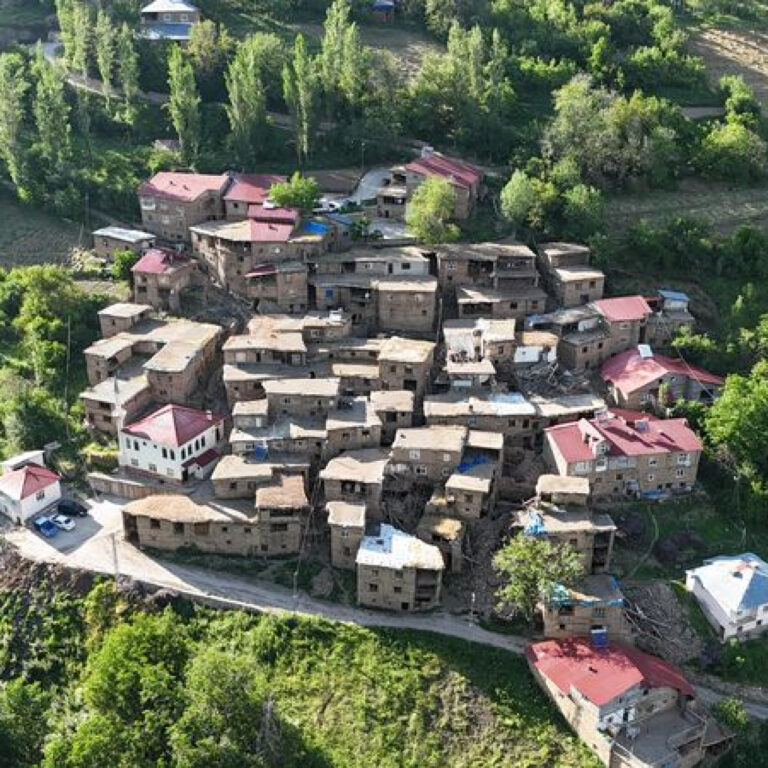 Hizan’da yamaçlara kurulan 300 yıllık tarihi evler
