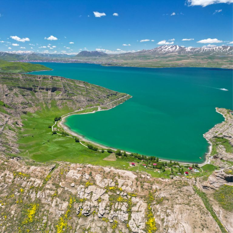 Bitlis Tatvan’daki İncekaya köyü doğa ve inanç turizmiyle ziyaretçi akınına uğruyor