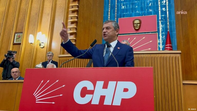 CHP’de grup toplantısı tansiyonu Özgür Özel ve Kılıçdaroğlu’nun mesajlarıyla aşıldı