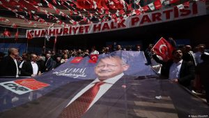 CHP’nin ilk grup toplantısında Özgür Özel’in kürsüye çıkıp çıkamayacağı merak ediliyor