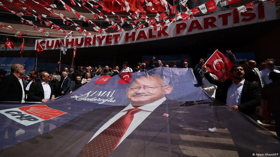 CHP’nin ilk grup toplantısında Özgür Özel’in kürsüye çıkıp çıkamayacağı merak ediliyor