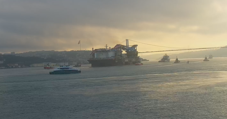 Dünyanın En Büyük Üçüncü Vinç Gemisi Saipem 7000 İstanbul Boğazı’ndan Geçti