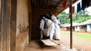 Ebola Salgını Afrika Sağlık Sistemlerini Zorlarken Küresel Alarm Seviyesi Yükseldi