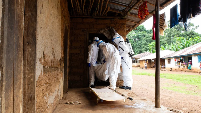 Ebola Salgını Afrika Sağlık Sistemlerini Zorlarken Küresel Alarm Seviyesi Yükseldi