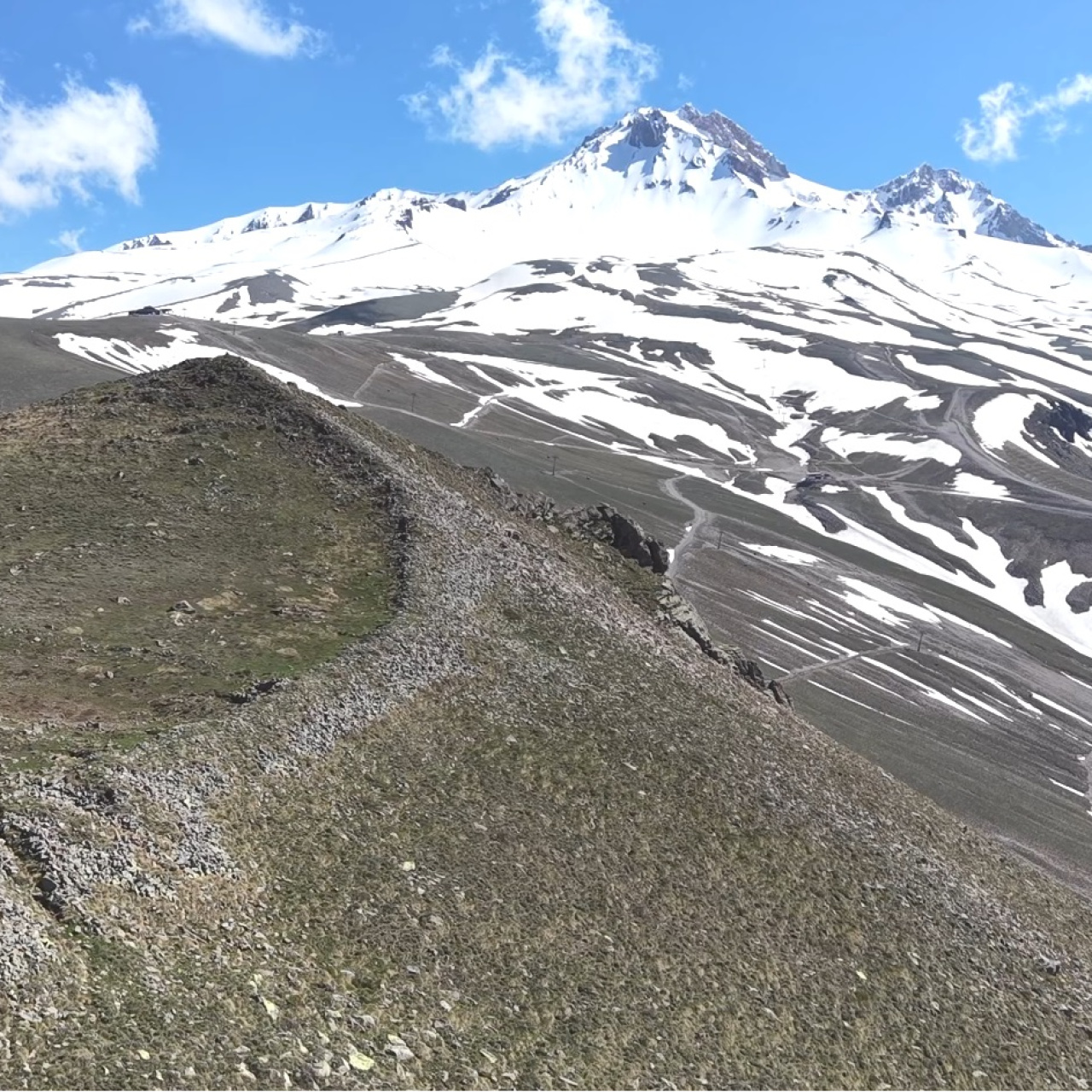 Erciyes Dağı eteklerinde keşfedilen antik yapı karların erimesiyle gün yüzüne çıktı