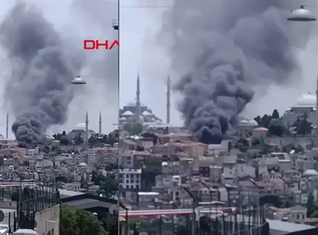 Fatih’te başlayan bina yangını park halindeki araçları da etkiledi