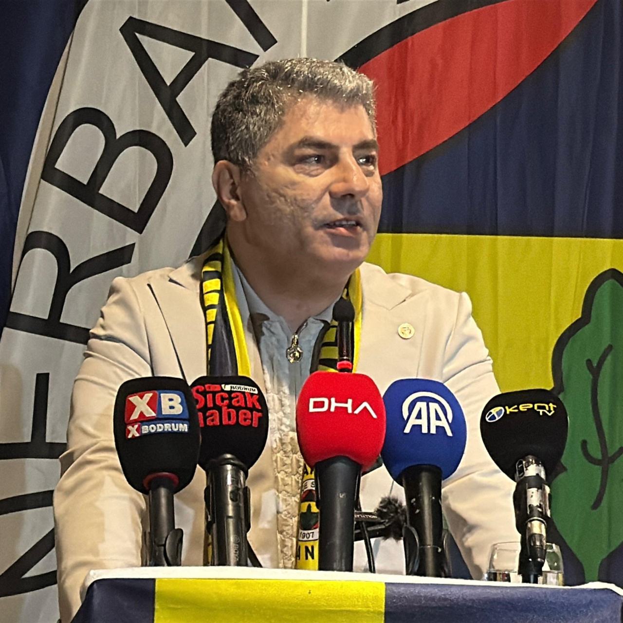 Fenerbahçe başkan adayı Hakan Safi, iki yıldız oyuncuyla prensipte anlaştığını açıkladı
