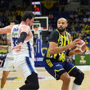 Fenerbahçe Beko, Anadolu Efes’i muhteşem geri dönüşle devirdi