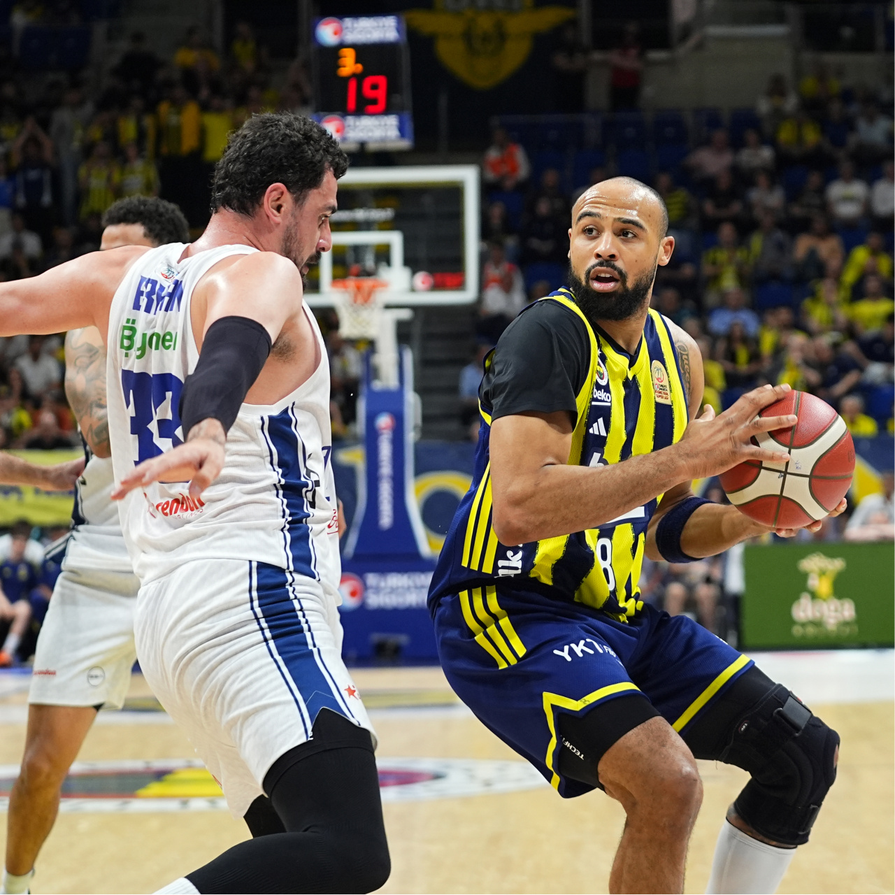 Fenerbahçe Beko, Anadolu Efes’i muhteşem geri dönüşle devirdi