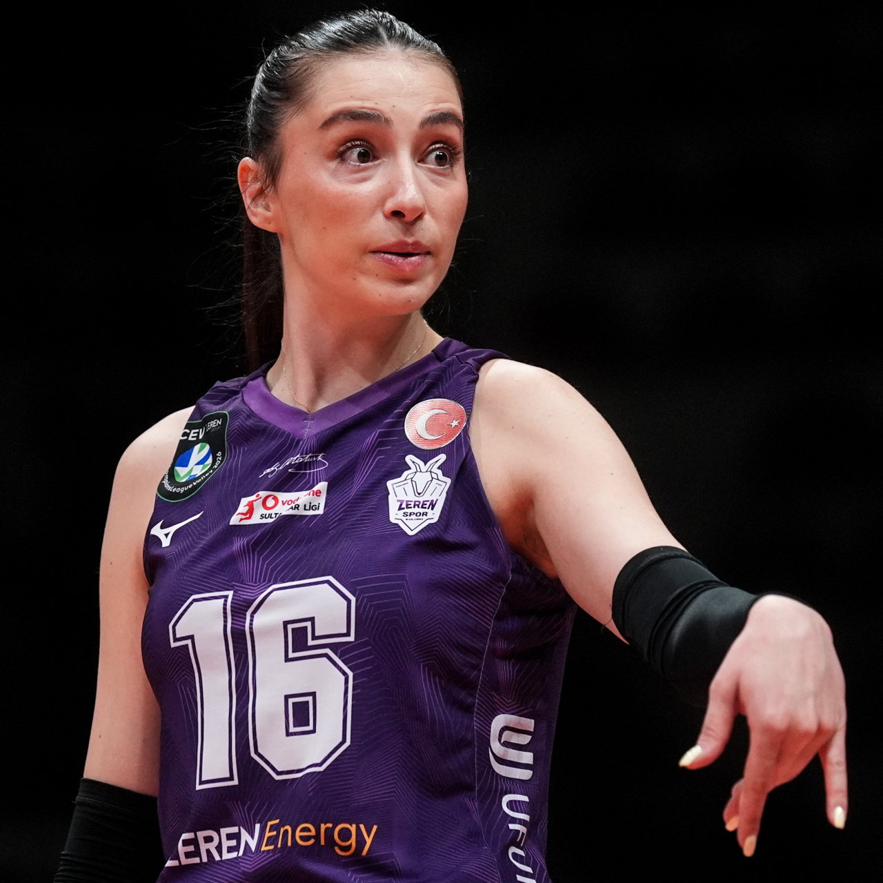 Fenerbahçe Kadın Voleybol Takımı milli oyuncular Saliha Şahin ve Kübra Akman’ı transfer etti