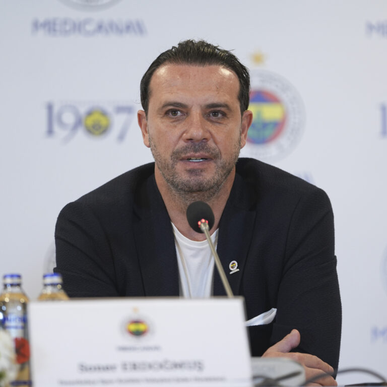 Fenerbahçe voleybol şube direktörü Soner Erdoğmuş ile yollarını ayırdı