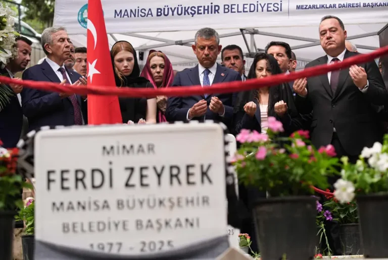 Ferdi Zeyrek için anma ve mevlit programında duygu dolu anlar yaşandı