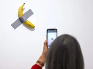 Fransa’da Cattelan’ın ünlü ‘Komedyen’ muz heykeli müzeden çalındı