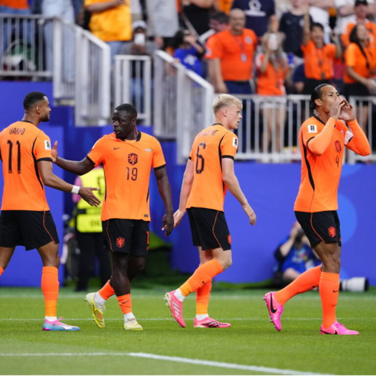 Hollanda İsveç karşısında 5-1’lik zaferle tarihi gol barajını aştı