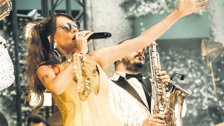İş Çıkışında Işın Karaca Performansıyla Müzikseverlere Unutulmaz Bir Gece Yaşattı