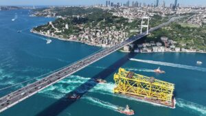 İstanbul Boğazı’ndaki 350 Metrelik Sondaj Platformu Geçişi Trafiği Durdurdu