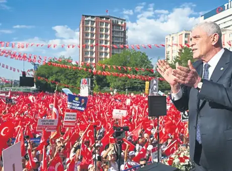 İYİ Parti’den gerçekleştirilen ‘Bayrak Açıyorum’ mitingine siyasetin önde gelen isimleri de katıldı