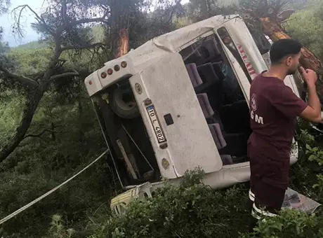 İzmir Bayındır’da Tarım İşçilerini Taşıyan Midibüs Kazasında 22 Kişi Yaralandı