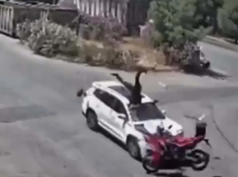 İzmir’de ehliyetsiz genç sürücünün çarptığı motosikletli ağır yaralandı