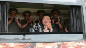 Kim Jong-un yeni silah testlerini bizzat izleyerek gövde gösterisi yaptı