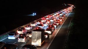 Kurban Bayramı dönüşü İstanbul yönünde Düzce’de trafik yoğunluğu zirveye ulaştı