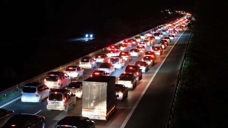 Kurban Bayramı dönüşü İstanbul yönünde Düzce’de trafik yoğunluğu zirveye ulaştı