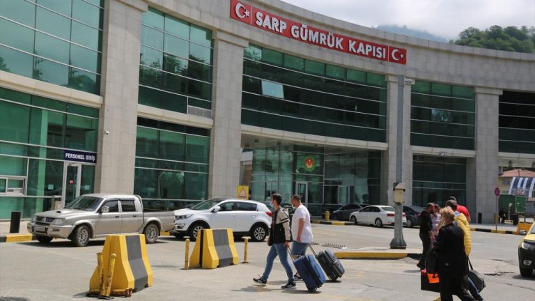Kurban Bayramı tatilinde Sarp Sınır Kapısı’nda rekor yolcu trafiği yaşandı