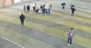 Dili boğazına kaçan futbolcu antrenörün müdahalesiyle kurtuldu