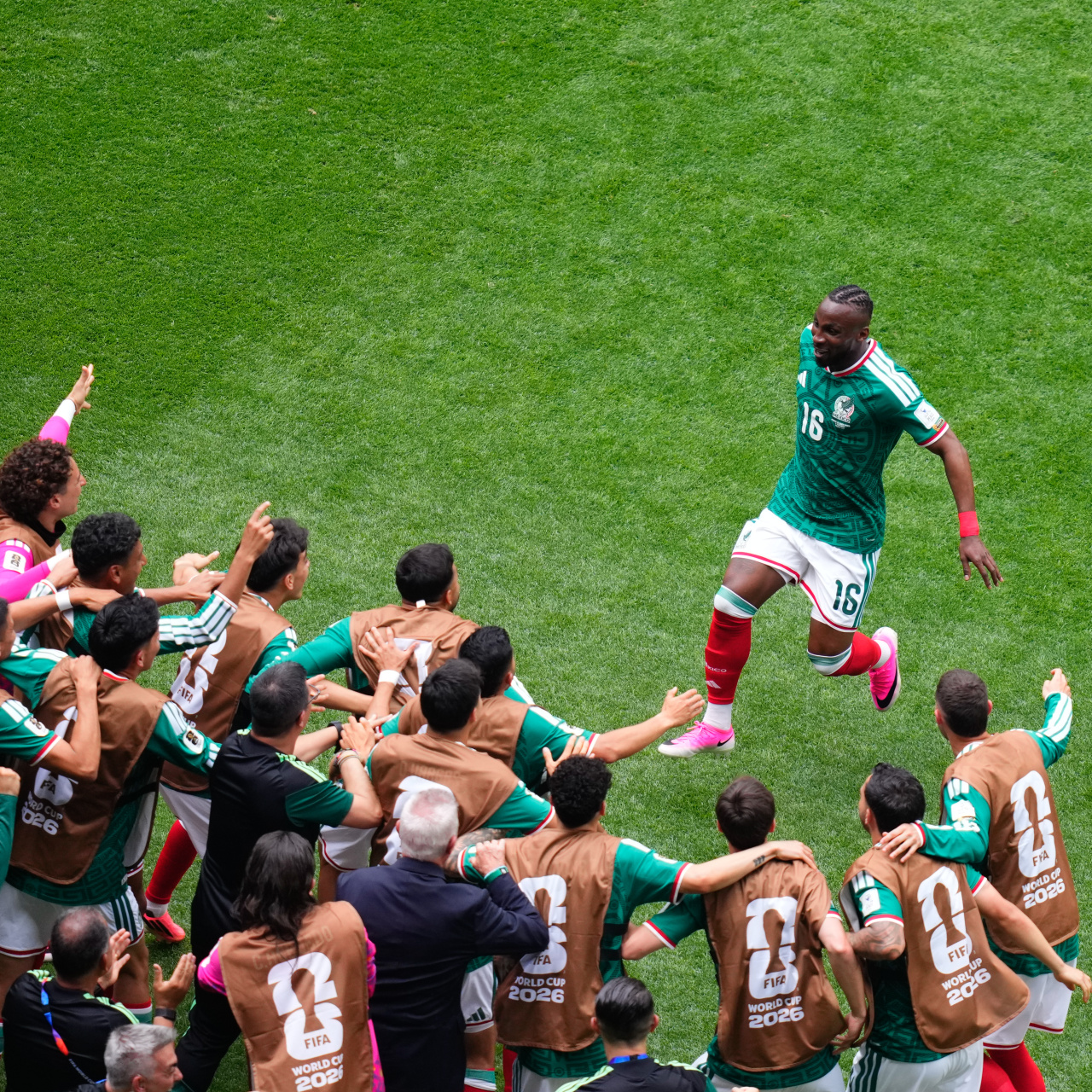 Meksika, Dünya Kupası’nın Açılış Maçında Güney Afrika’yı 2-0 Yendi