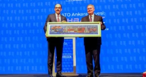 MİT Başkanı Kalın, NATO Yetkilisine Tarihi Mozaik Eseri Hediye Etti