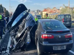 Nevşehir’de zincirleme trafik kazasında 5 kişi yaralandı, aydınlatma direği devrildi
