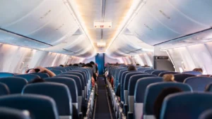 Newark-Halifax uçuşunda kriz geçiren pilot yolcularca koltuğa bağlandı