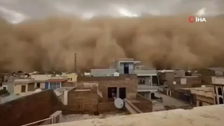Pakistan’da Sindh eyaletindeki toz fırtınası dört can aldı, onlarca kişi yaralandı