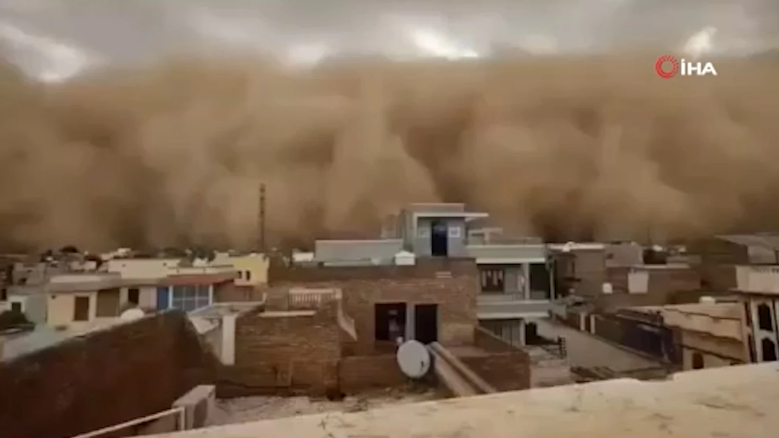 Pakistan’da Sindh eyaletindeki toz fırtınası dört can aldı, onlarca kişi yaralandı