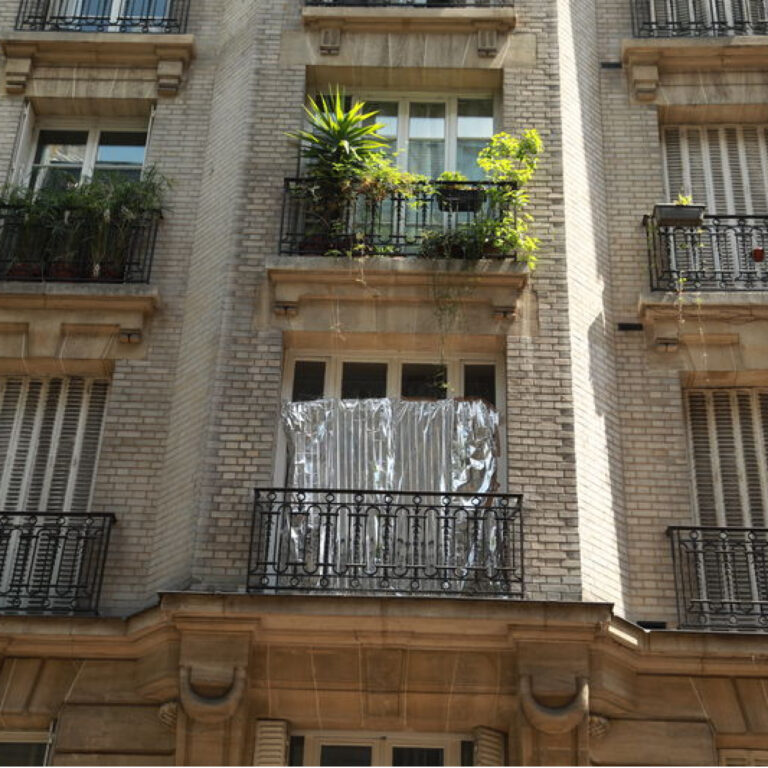 Paris’te Alüminyum Folyo ile Güneşle Savaşan Fransızların İlginç Çözümü
