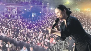 Şebnem Ferah altı yıllık aranın ardından Küçükçiftlik’te hayranlarıyla buluştu
