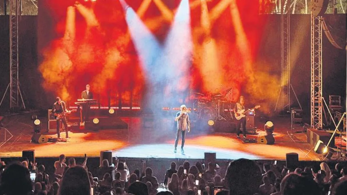 Teoman Antalya Açıkhava Sahnesi’nde coşkulu konserle yeni sezonu başlattı