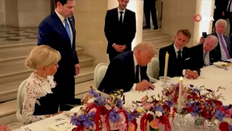 Trump, İran anlaşmasını Macron ile buluşmasında imzaladığı anları paylaştı