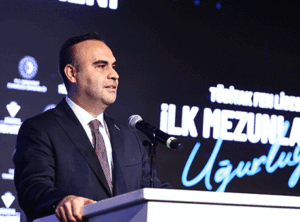 TÜBİTAK Fen Lisesi’nin ilk mezunları diplomalarını Bakan Kacır’dan aldı