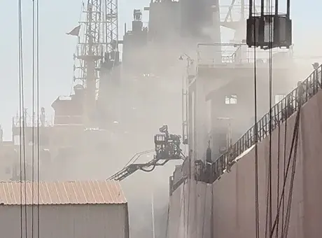Tuzla’daki tersanede çıkan gemi yangınına çok sayıda ekip müdahale ediyor
