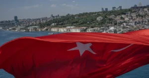 İstanbul Boğazındaki köprülere Türk Bayrakları asıldı