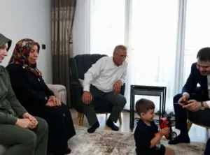 Bakan Kurum, Adıyaman’da depremin izlerini silen dede-torun hikayesine ortak oldu