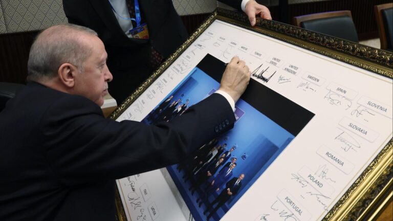 Cumhurbaşkanı Erdoğan, NATO Zirvesi’nde tarihi aile fotoğrafını imzalayarak tarihe not düştü